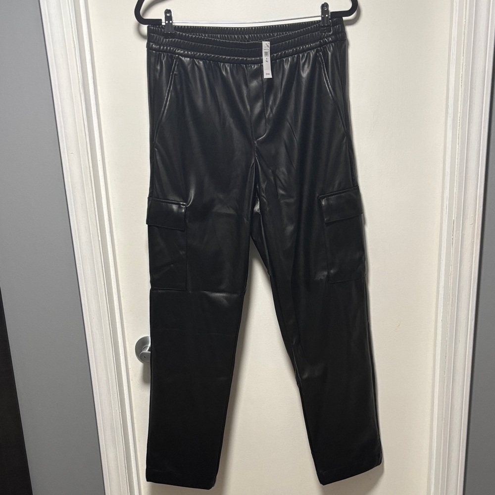 Gap women’s NWT faux leather black Cargo Pants size MEDIUM TALL